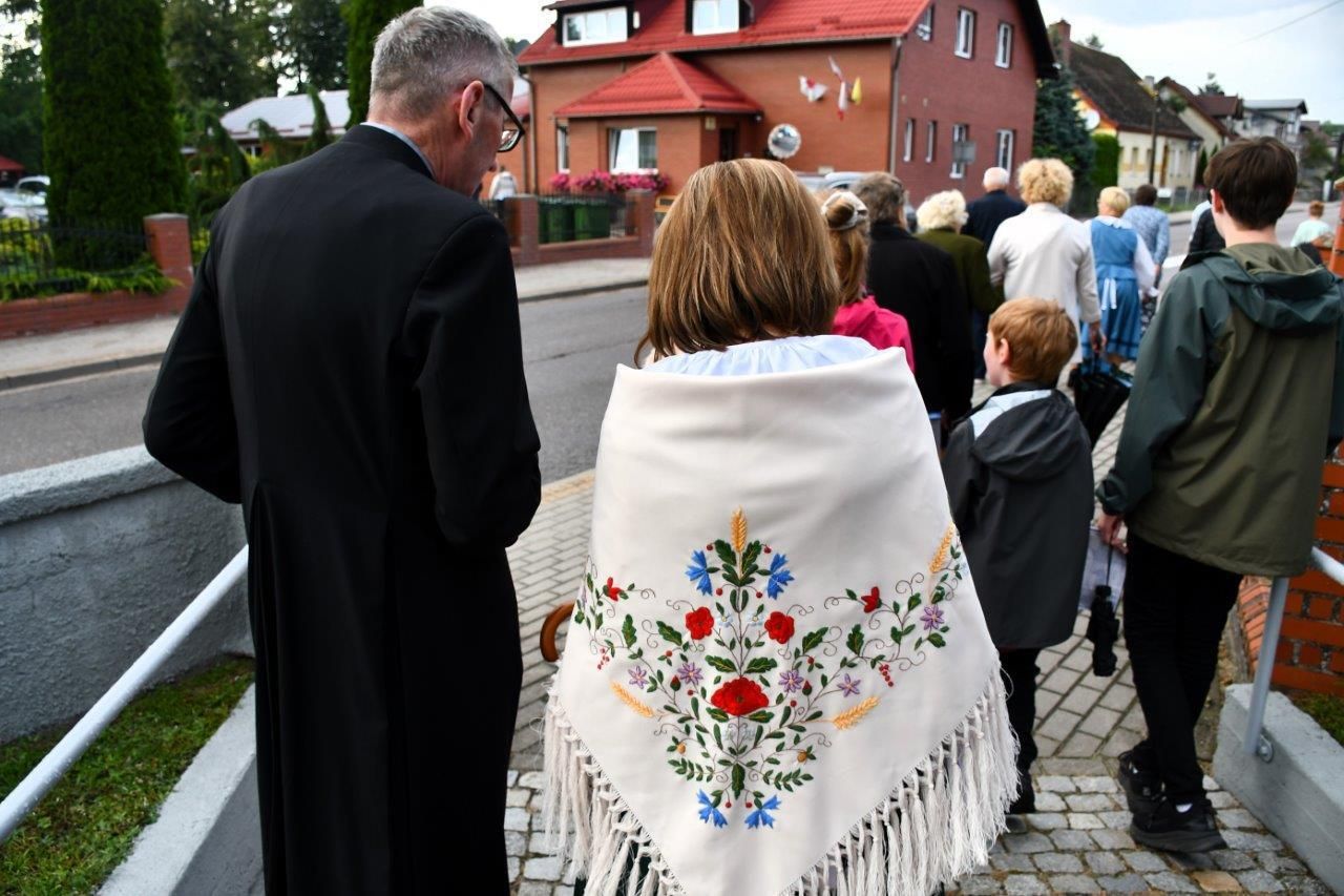 uroczystość w Pinczynie pod kościołem