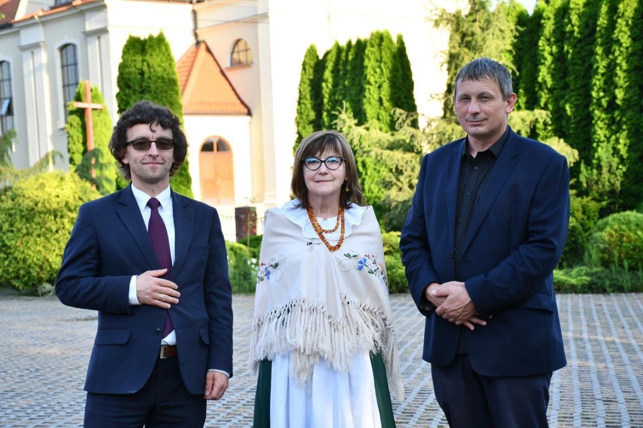 uroczystość w Pinczynie pod kościołem