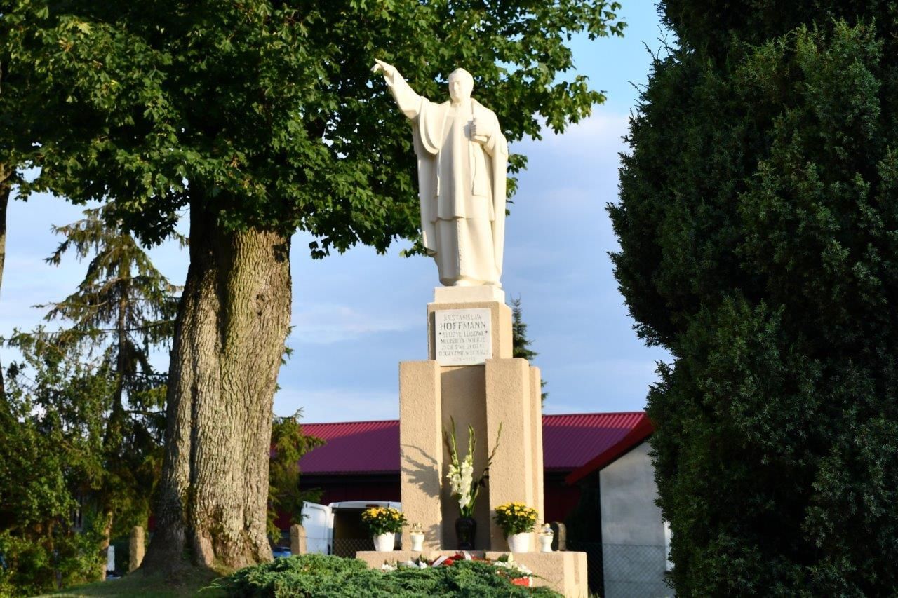 uroczystość w Pinczynie pod kościołem
