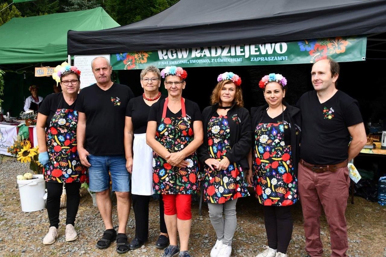 dania i uczestnicy konkursu kulinarnego w Wirtach