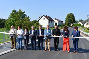 ulica mostowa w pinczynie przecięcie wstęgi