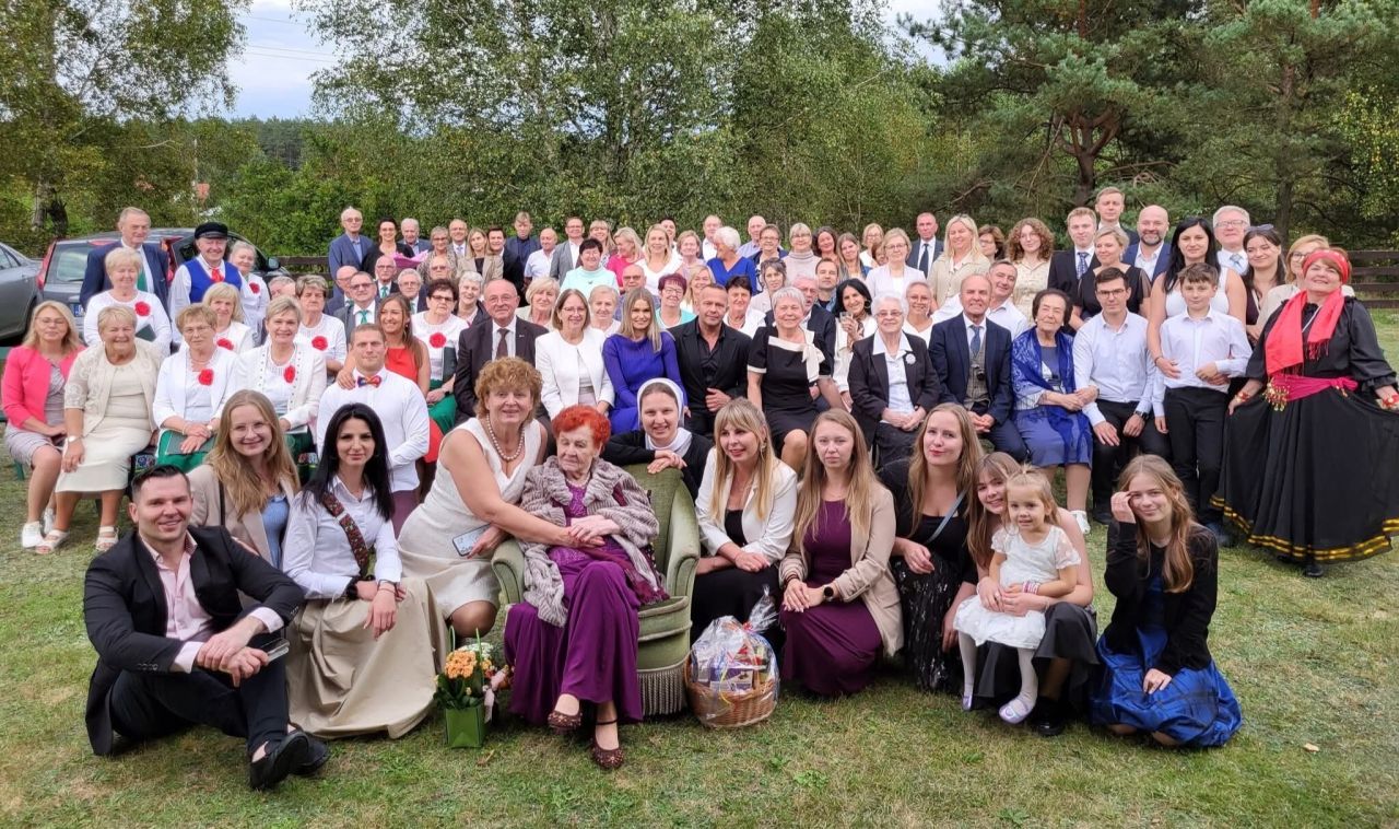 zbiorowe zdjęcie jubileusz Pani Piekarskiej