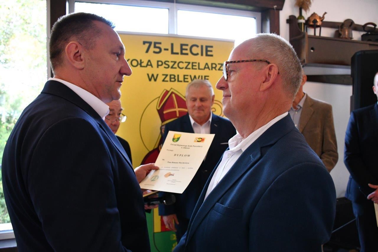 pszczelarze z koła w zblewie
