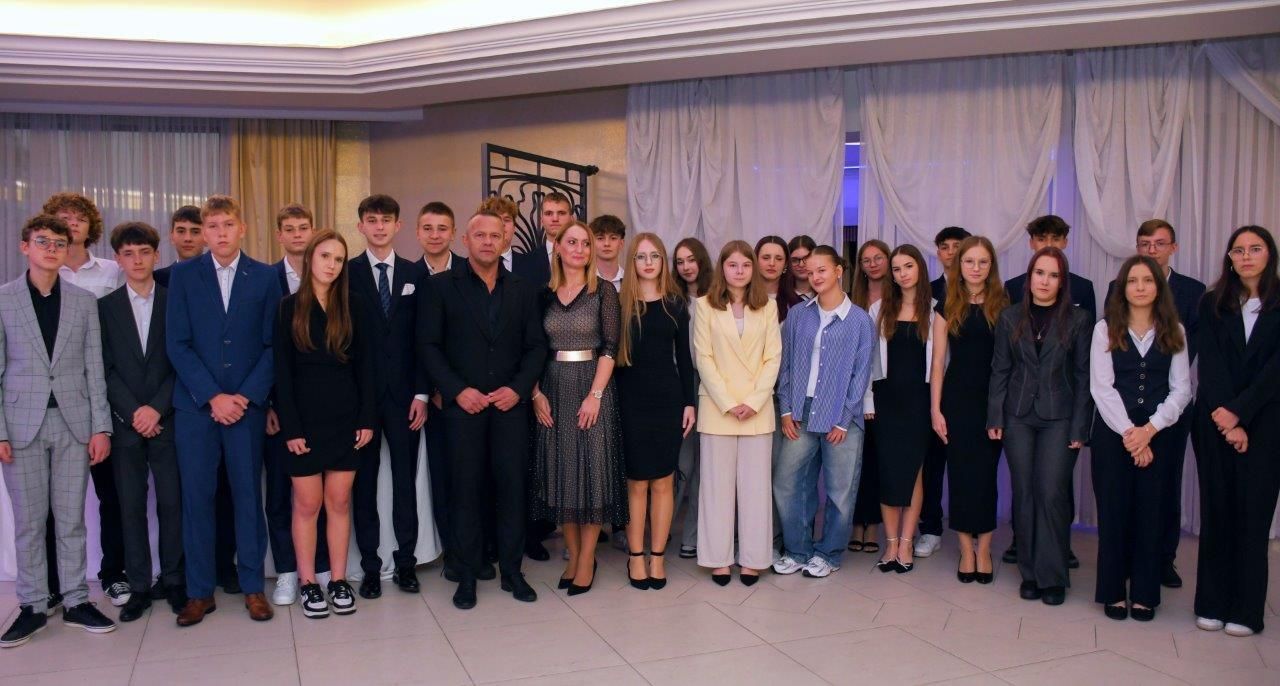 zbiorowe zdjęcie laureatów nagrody Primus Inter Pares