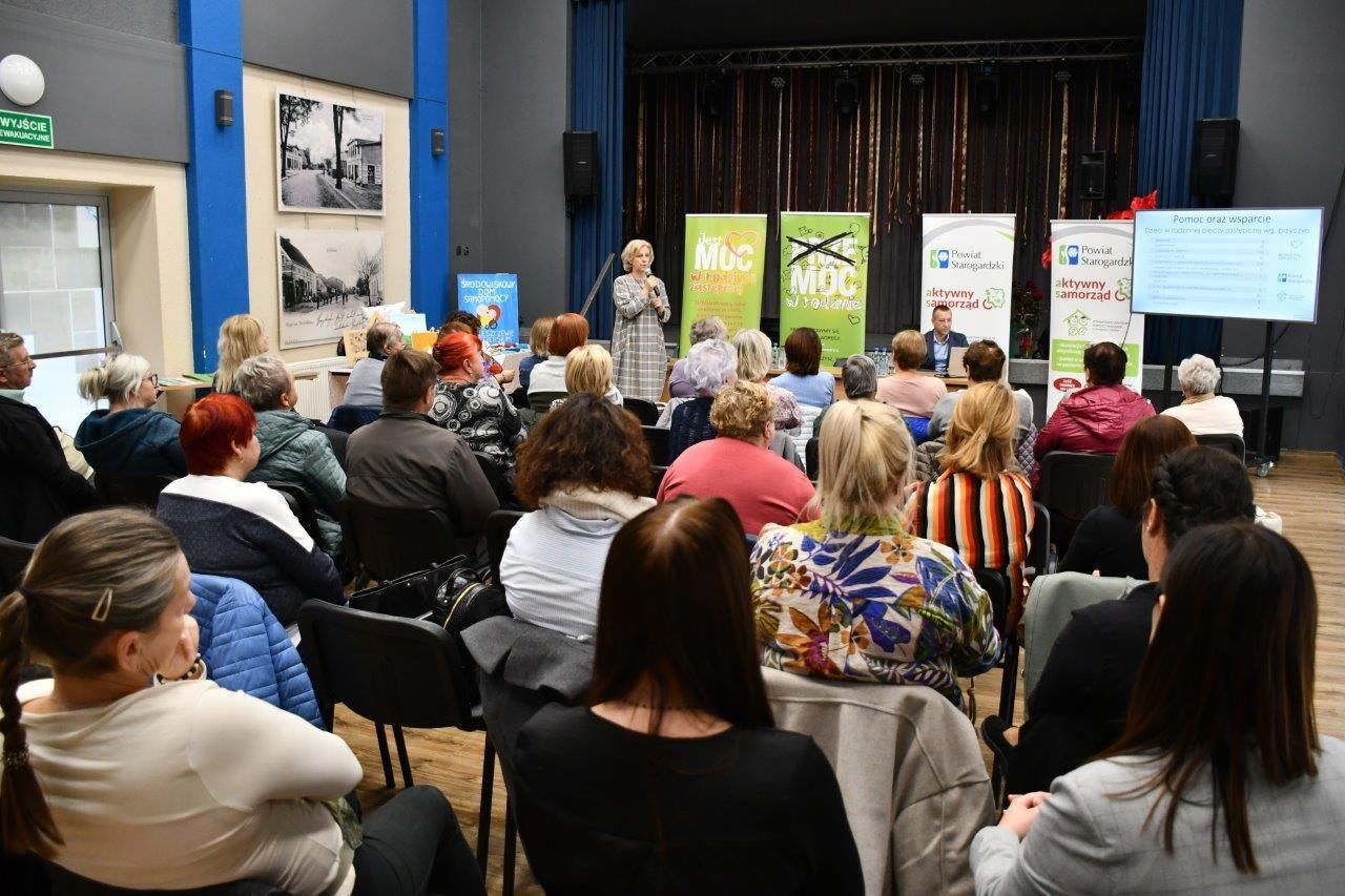 uczestnicy konferencji na sali