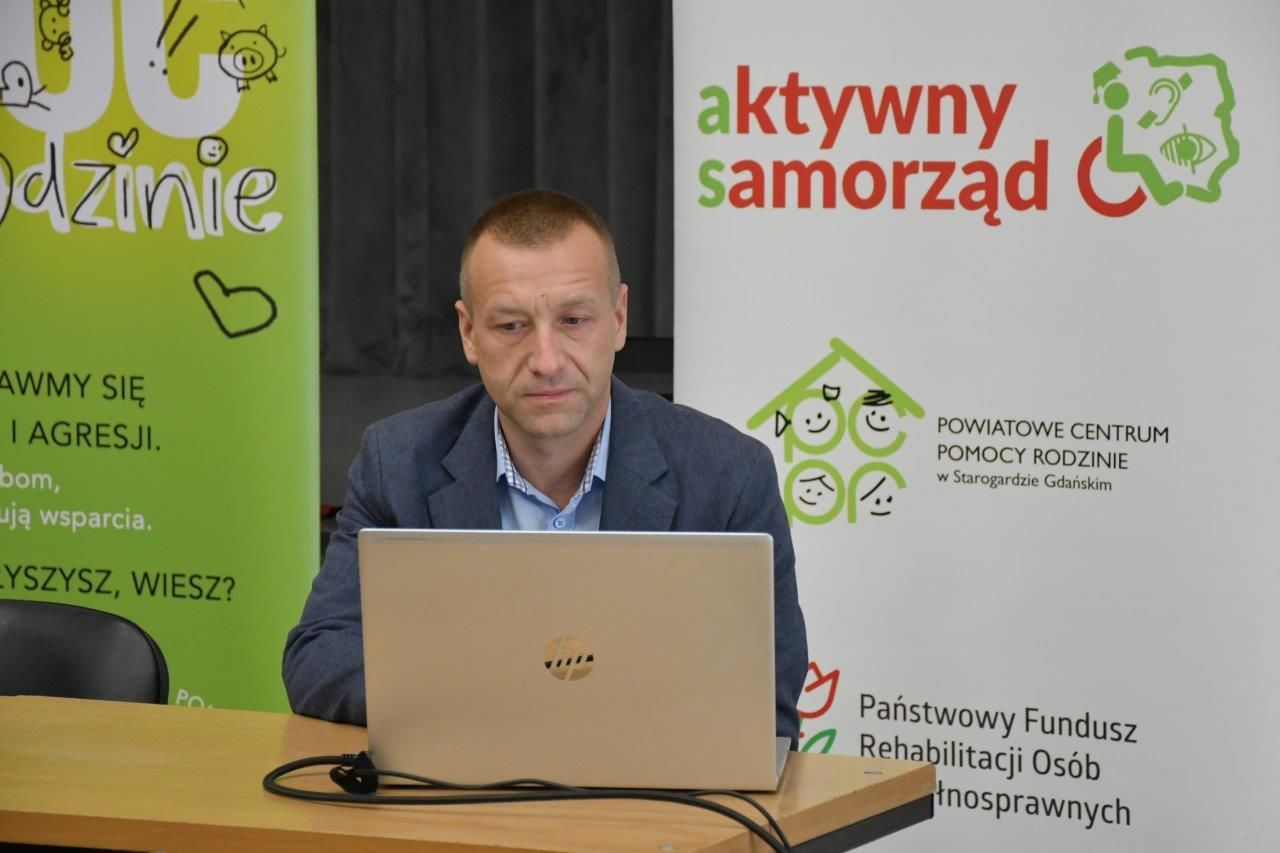 uczestnicy konferencji na sali