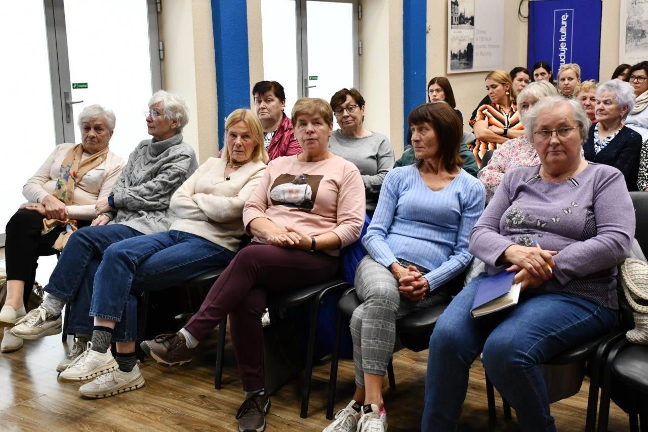 uczestnicy konferencji na sali