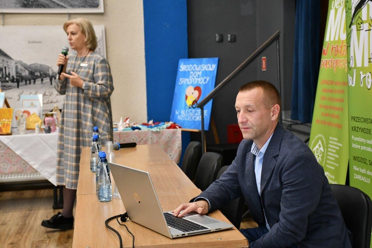 uczestnicy konferencji na sali