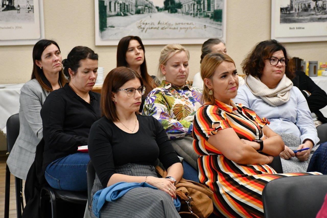 uczestnicy konferencji na sali
