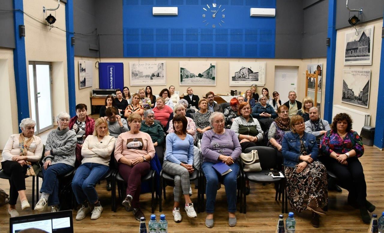 uczestnicy konferencji na sali