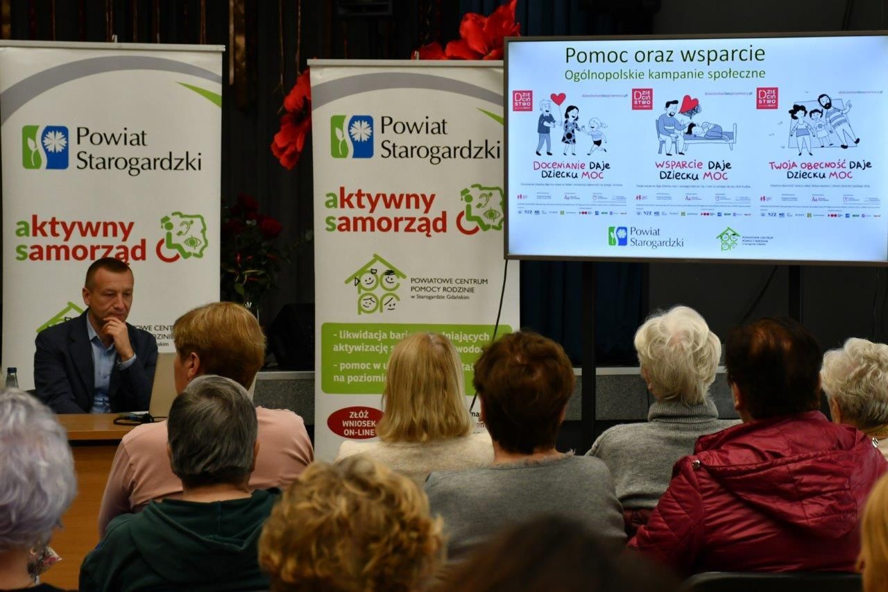 uczestnicy konferencji na sali