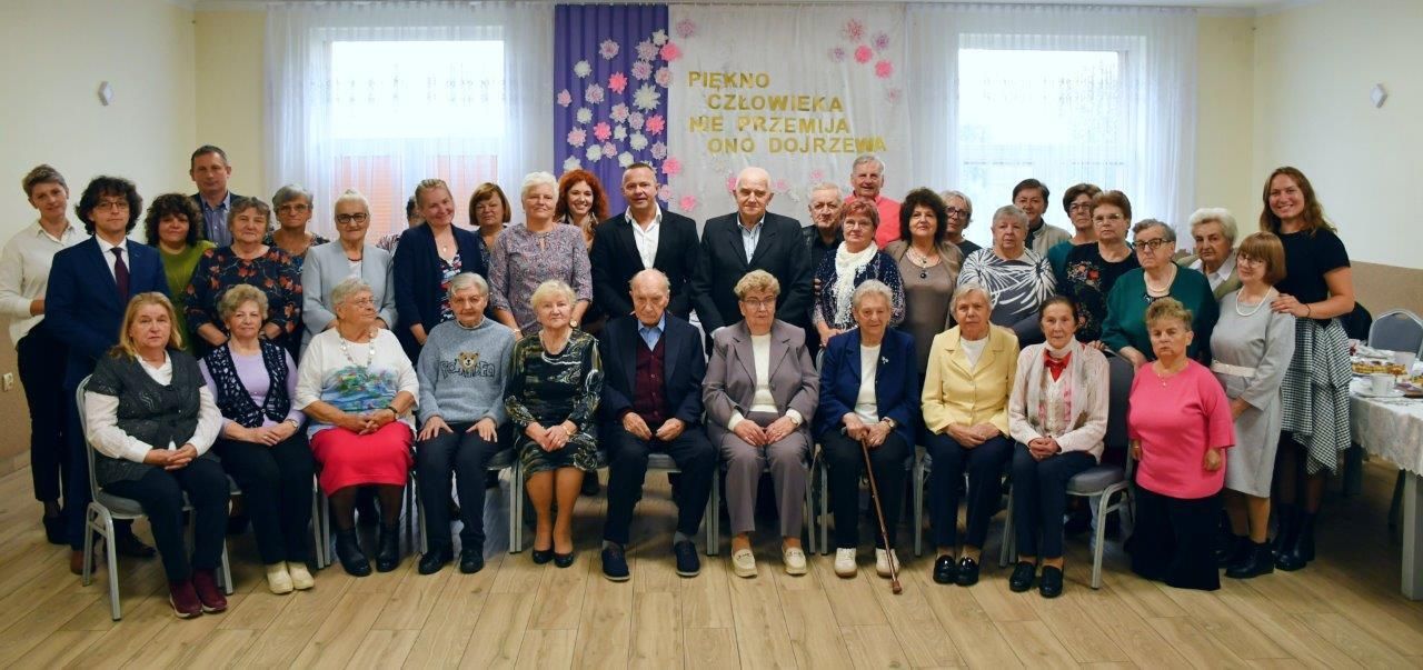 zbiorowe zdjęcie seniorzy