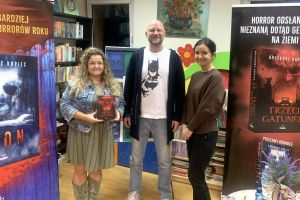 uczestnicy spotkania autorskiego w bibliotece