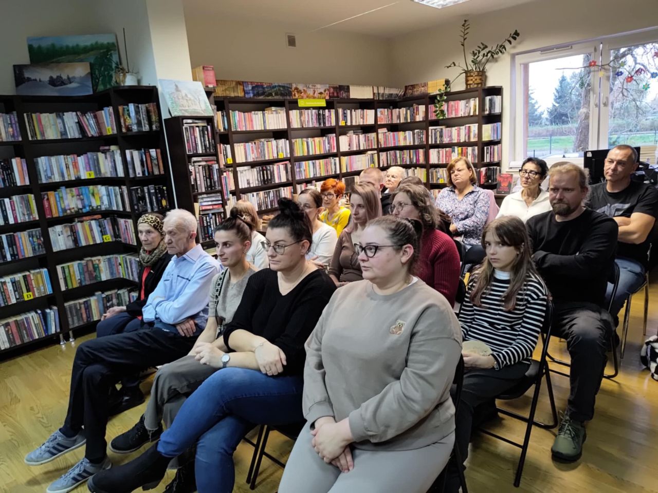 uczestnicy spotkania autorskiego w bibliotece