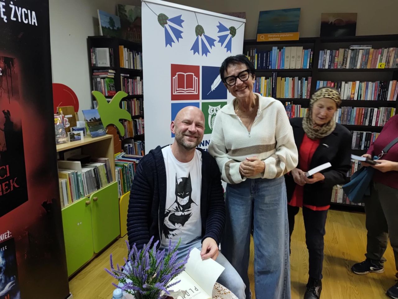 uczestnicy spotkania autorskiego w bibliotece