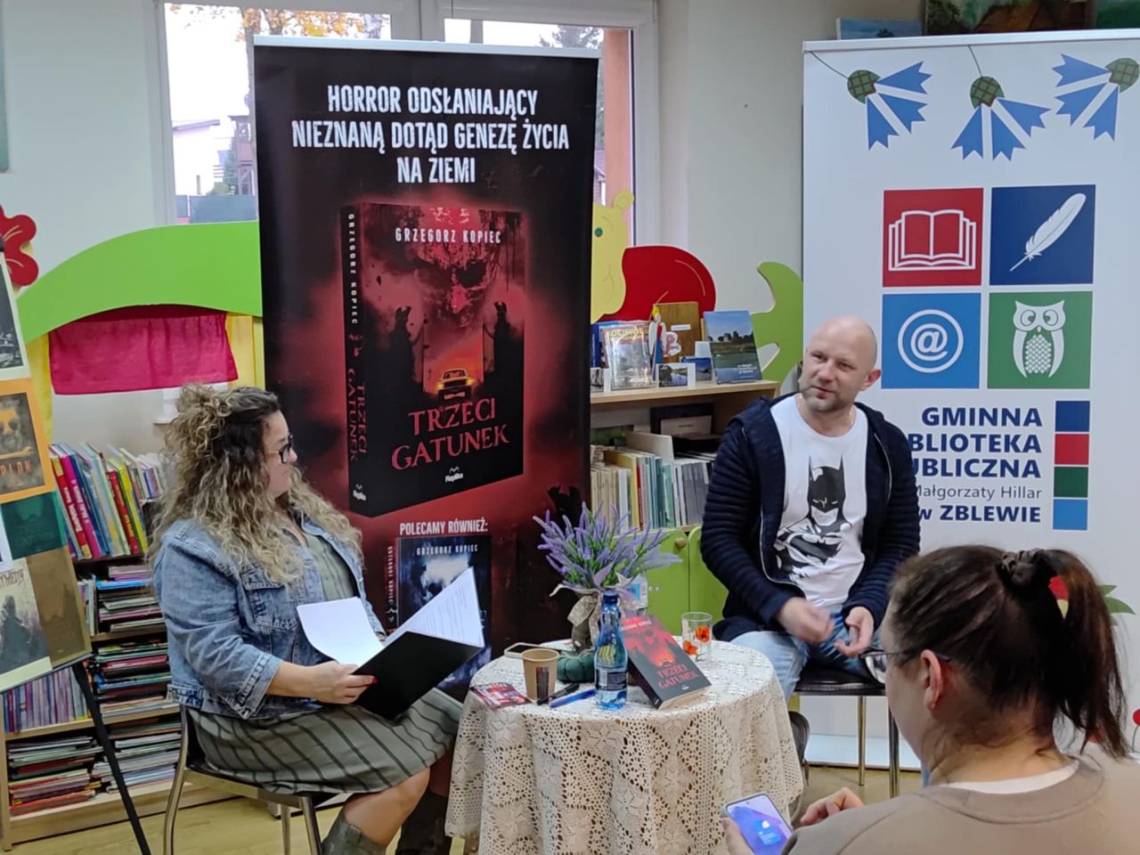 uczestnicy spotkania autorskiego w bibliotece