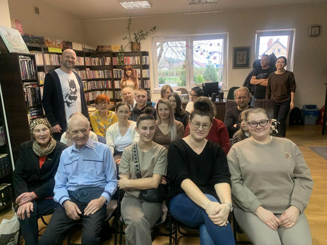 uczestnicy spotkania autorskiego w bibliotece