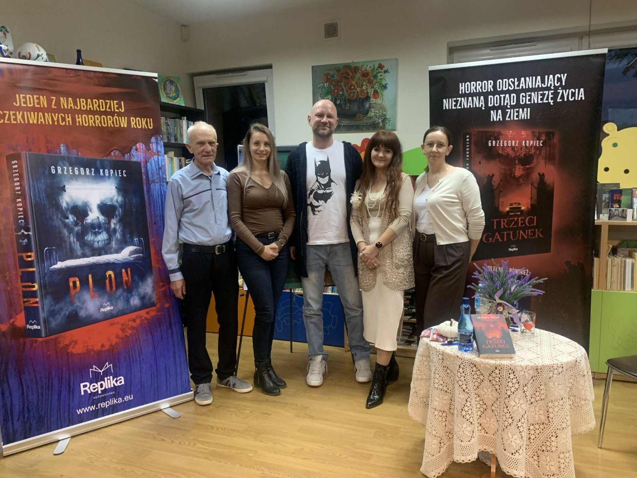 uczestnicy spotkania autorskiego w bibliotece