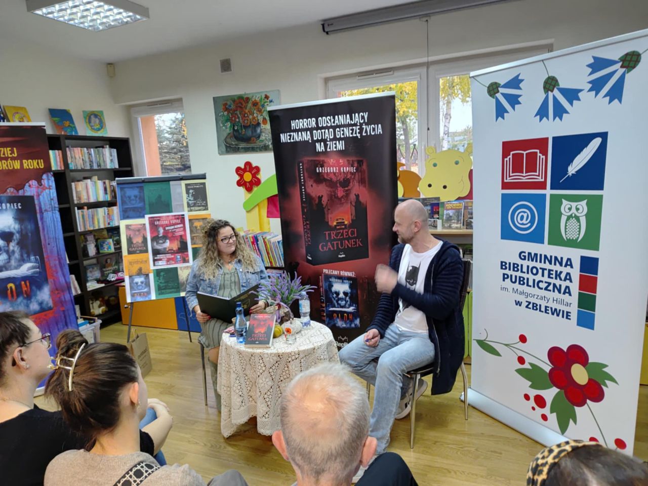 uczestnicy spotkania autorskiego w bibliotece