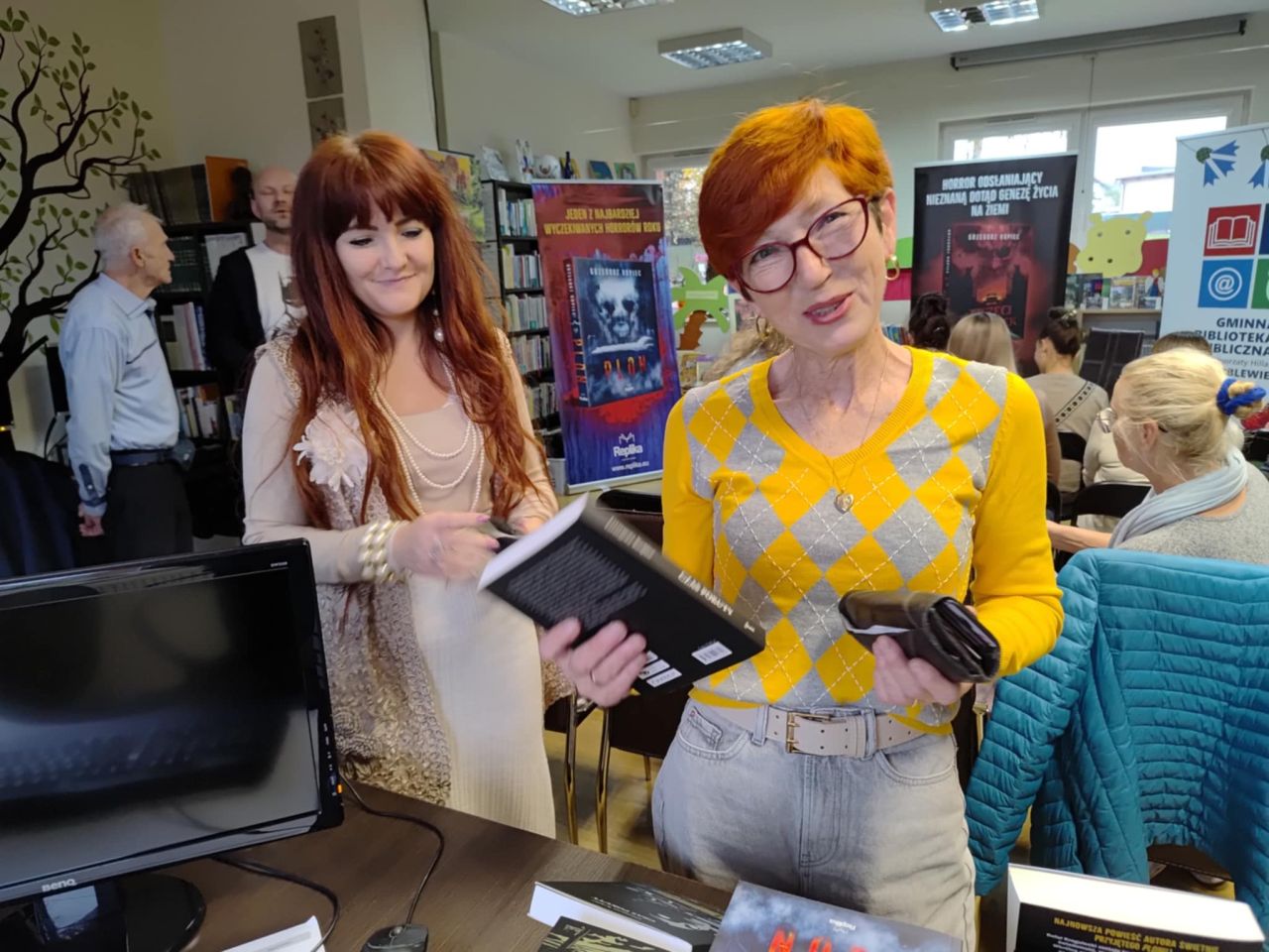 uczestnicy spotkania autorskiego w bibliotece