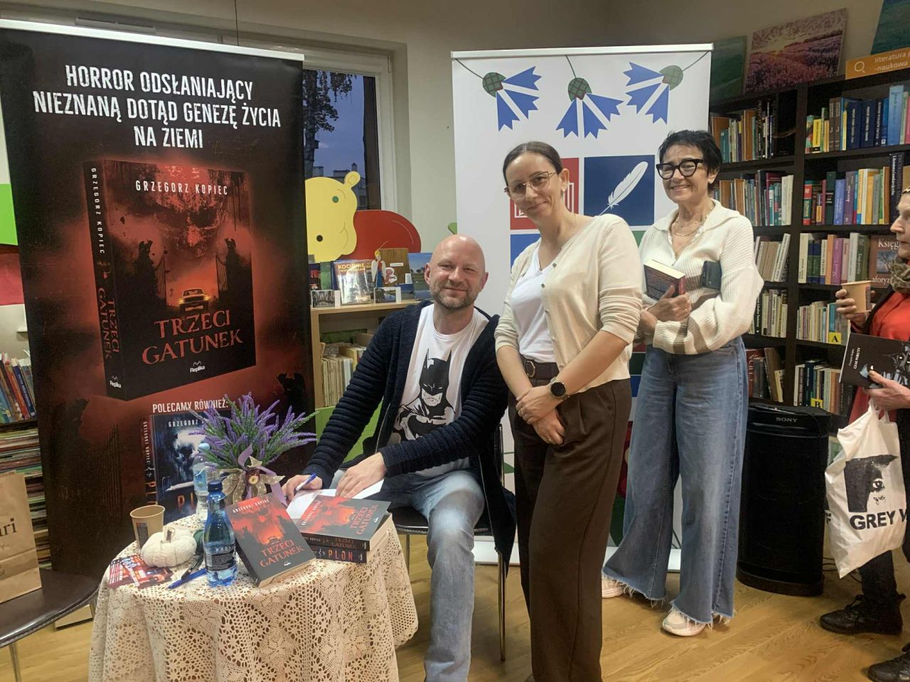 uczestnicy spotkania autorskiego w bibliotece