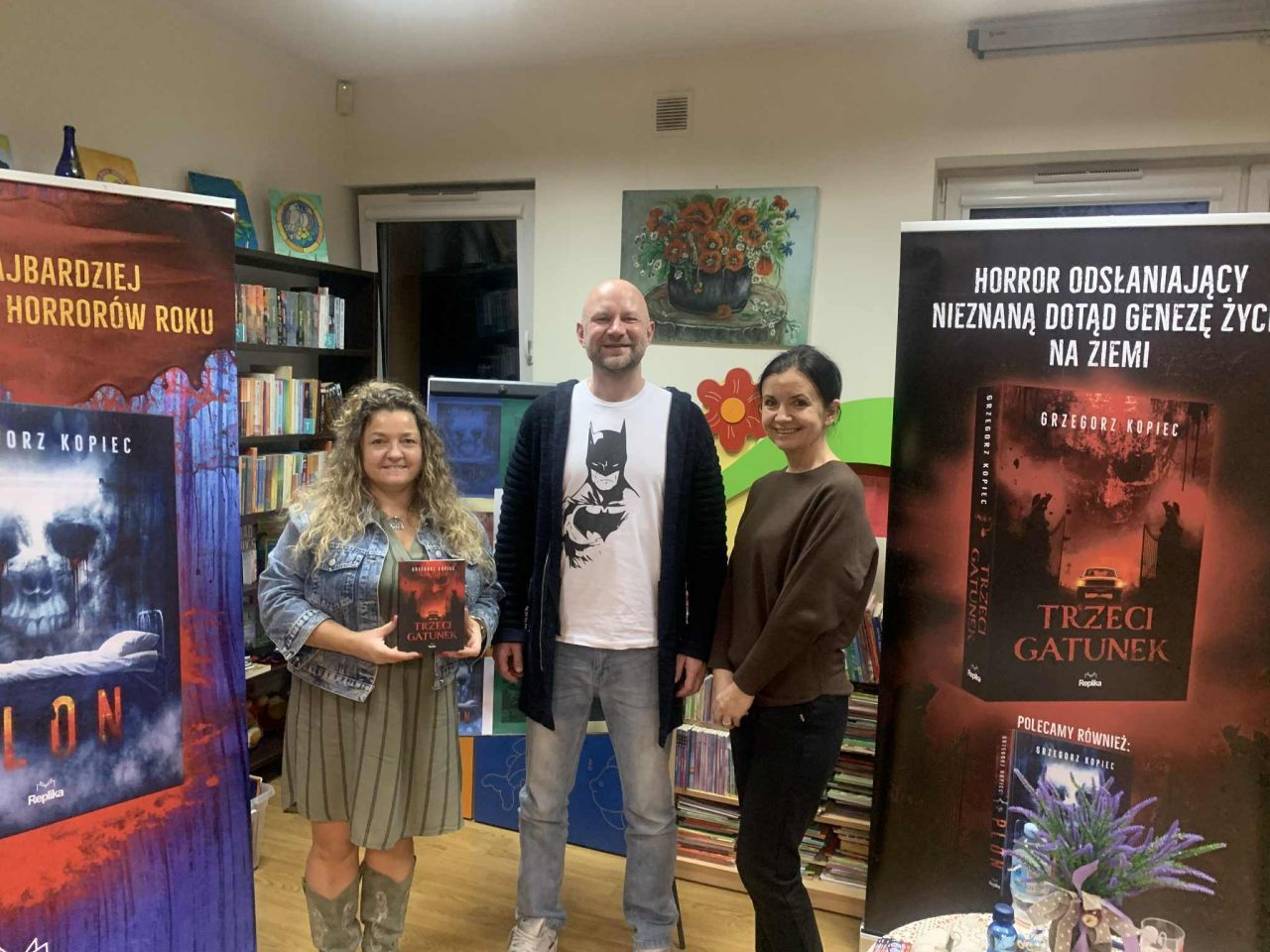 uczestnicy spotkania autorskiego w bibliotece