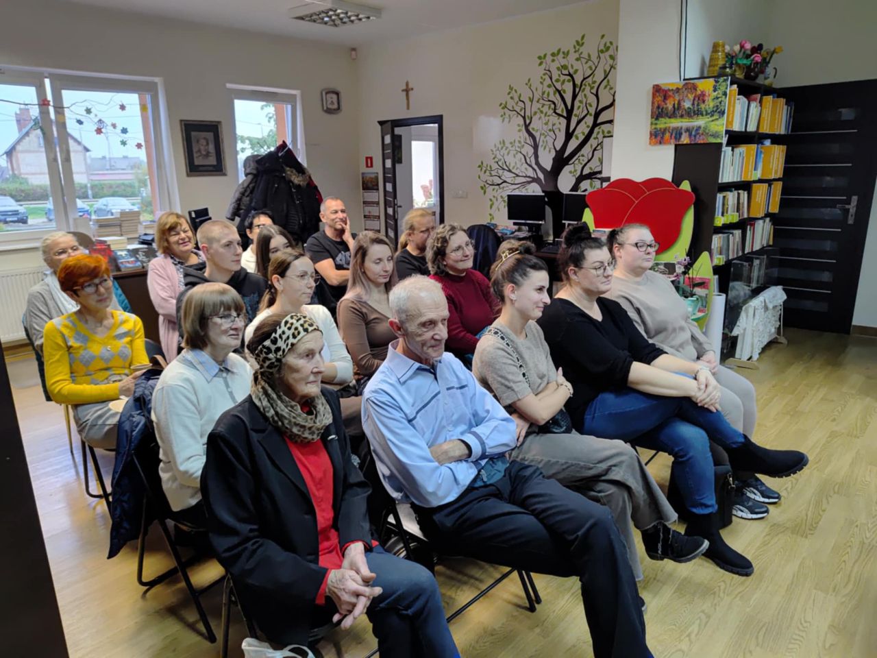 uczestnicy spotkania autorskiego w bibliotece