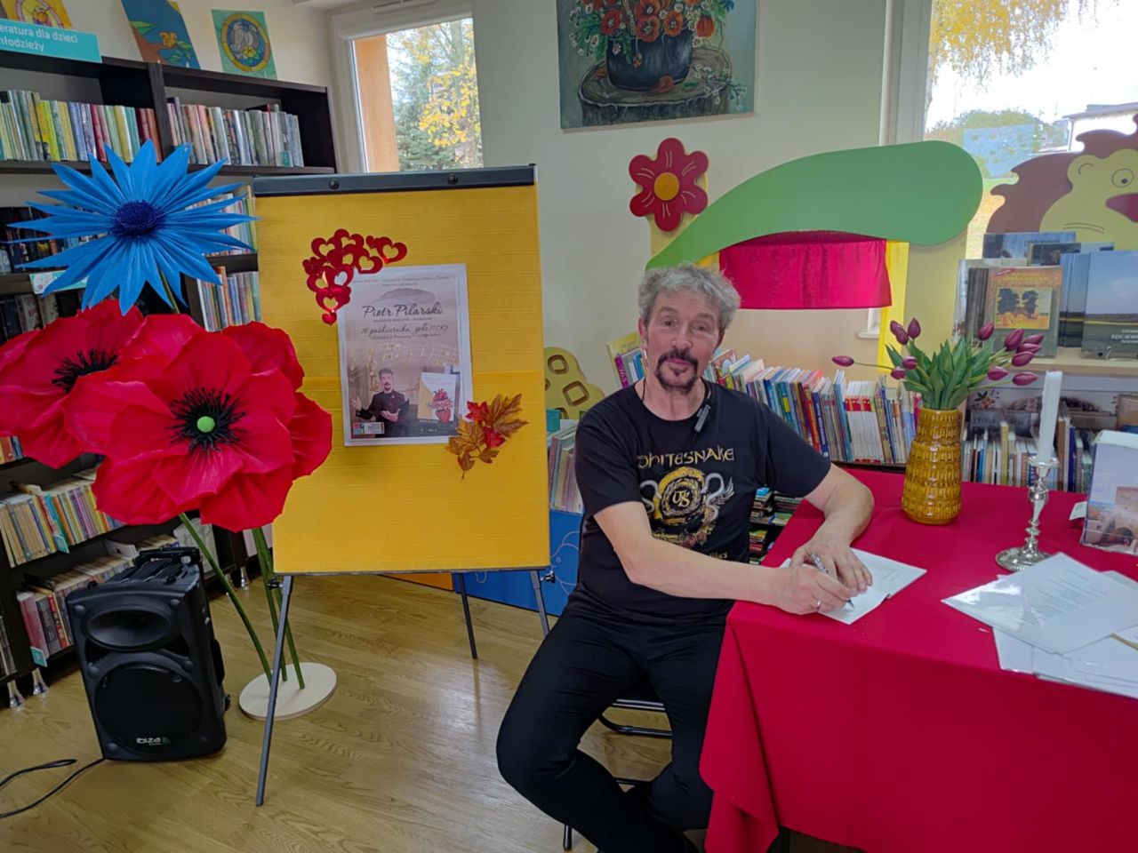 uczestnicy spotkania autorskiego w bibliotece