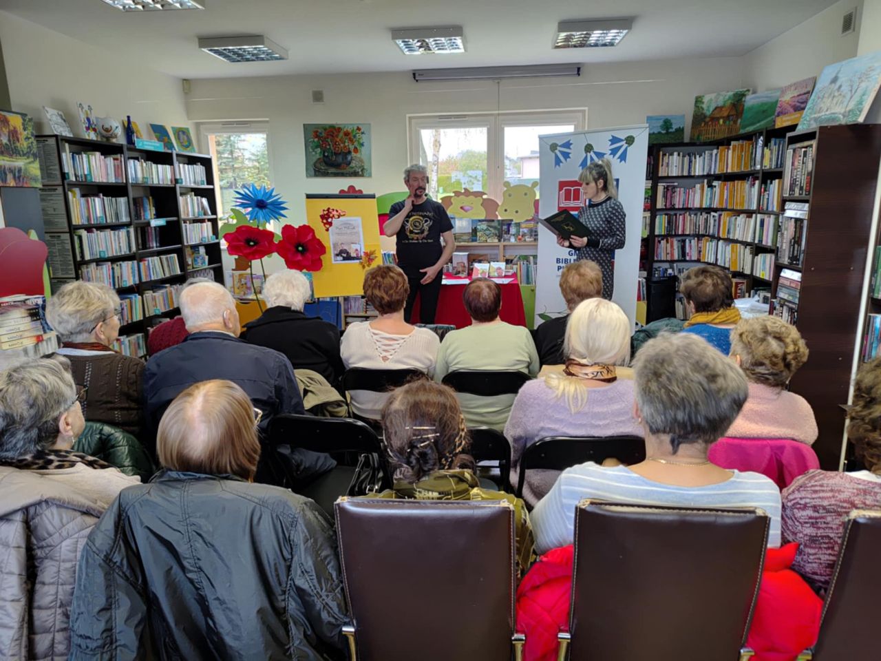 uczestnicy spotkania autorskiego w bibliotece