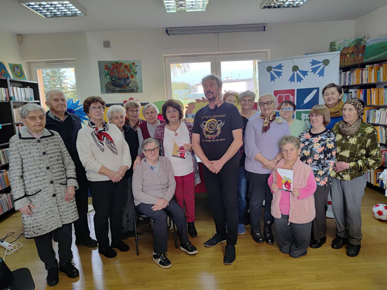 uczestnicy spotkania autorskiego w bibliotece