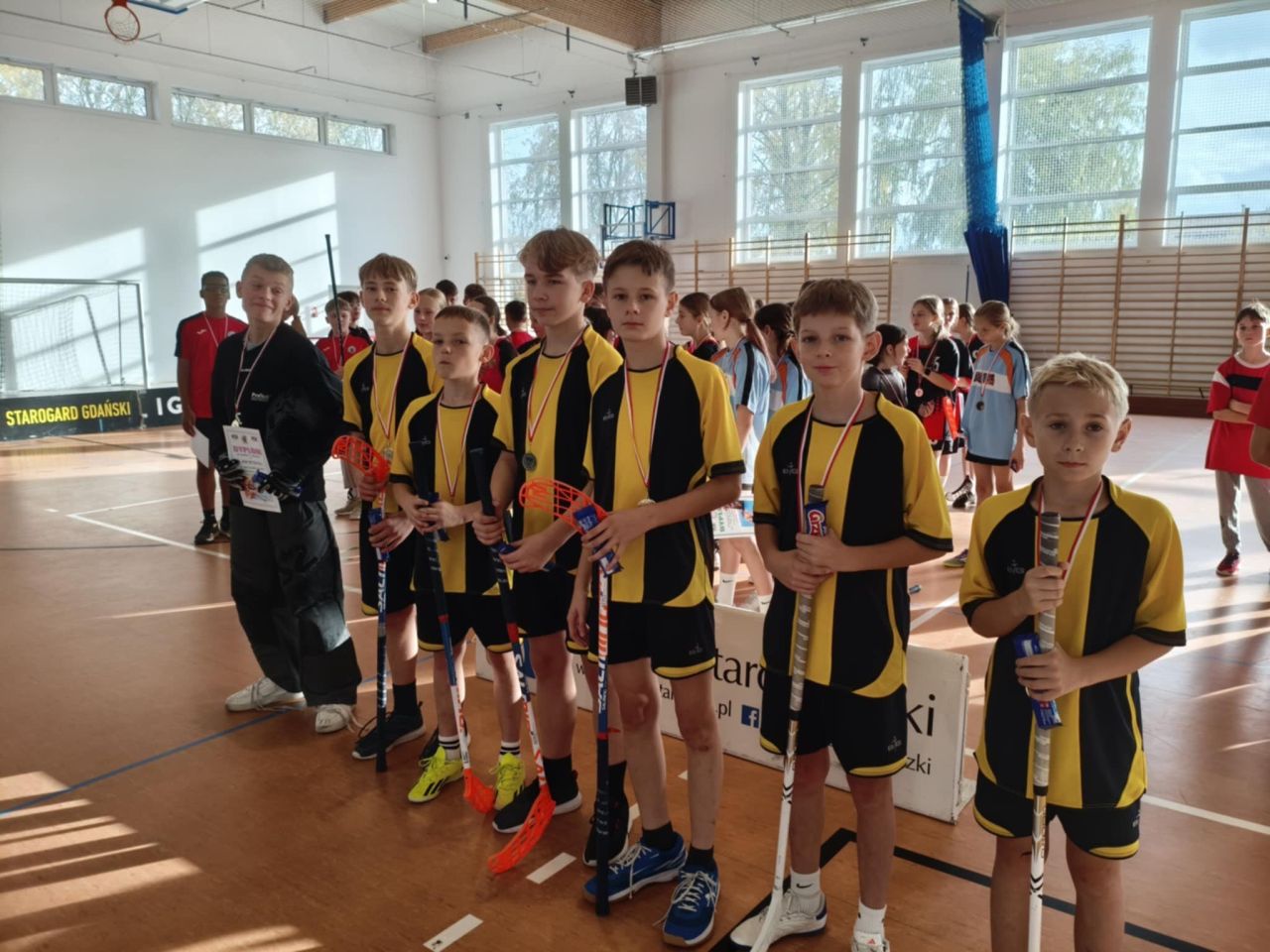 druzyna ze szkoły w bytoni w unihokeja