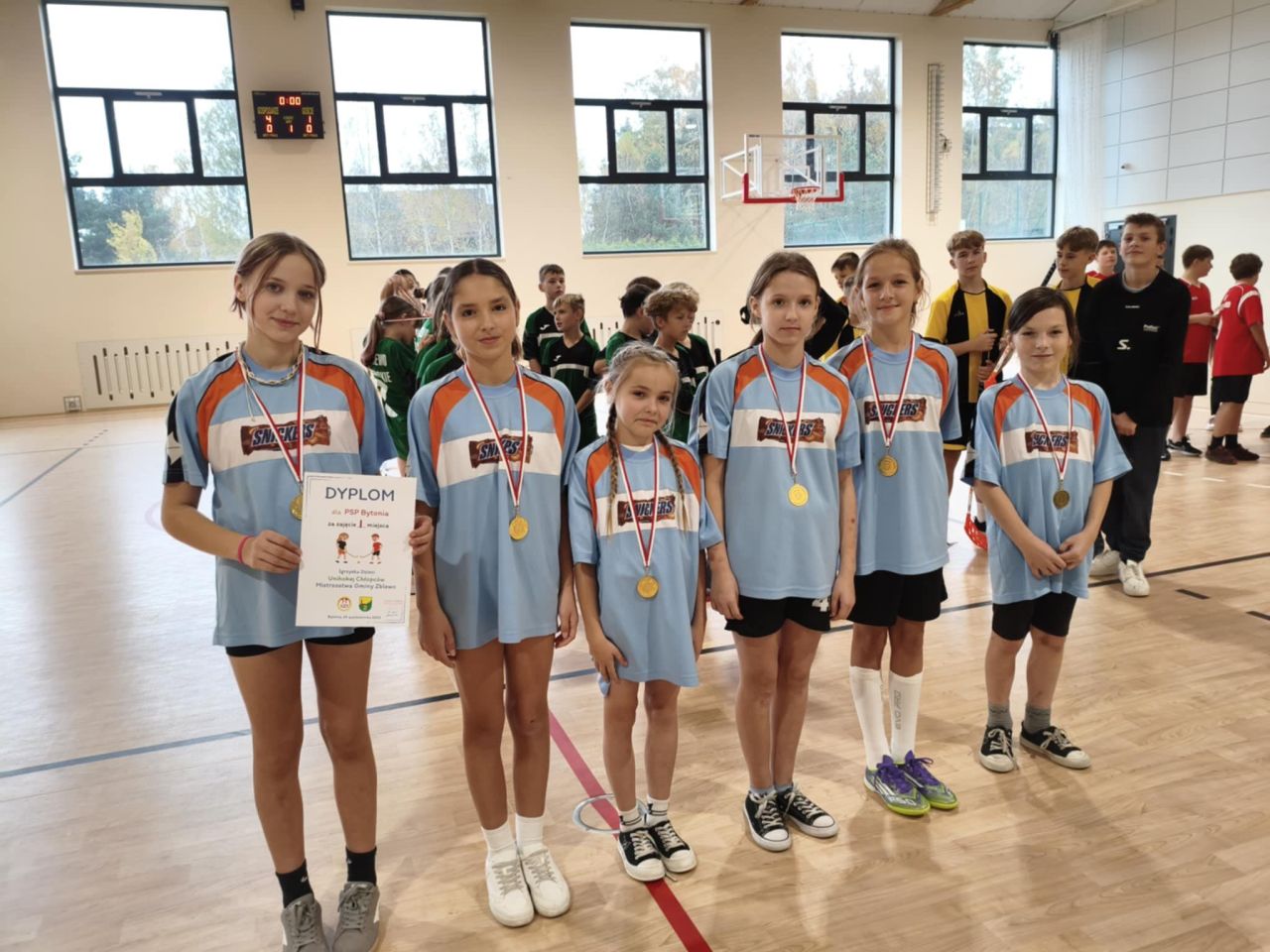 druzyna ze szkoły w bytoni w unihokeja