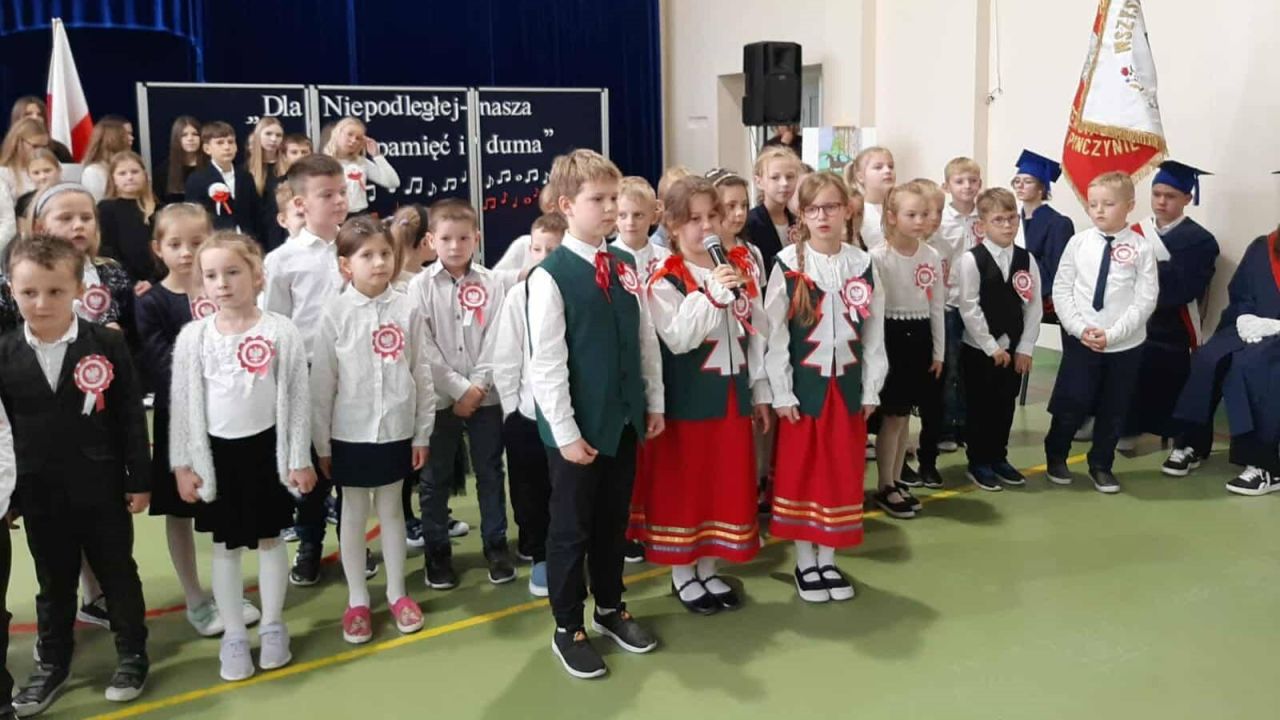 dzieci podczas obchodów narodowego świeta niepodległości