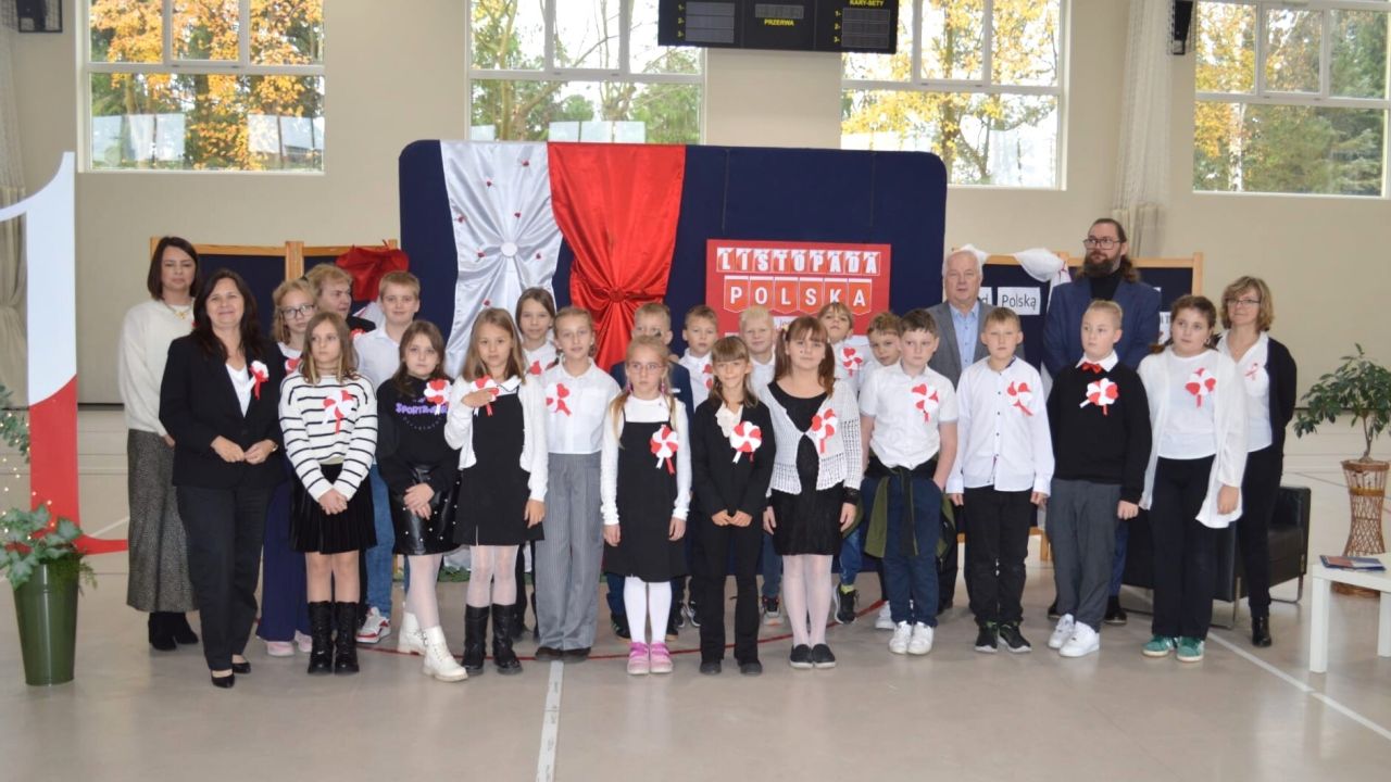 dzieci podczas obchodów narodowego świeta niepodległości