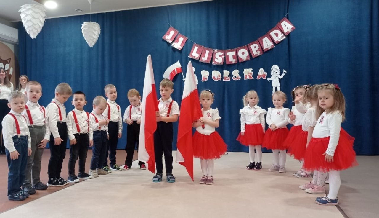 dzieci podczas obchodów narodowego świeta niepodległości