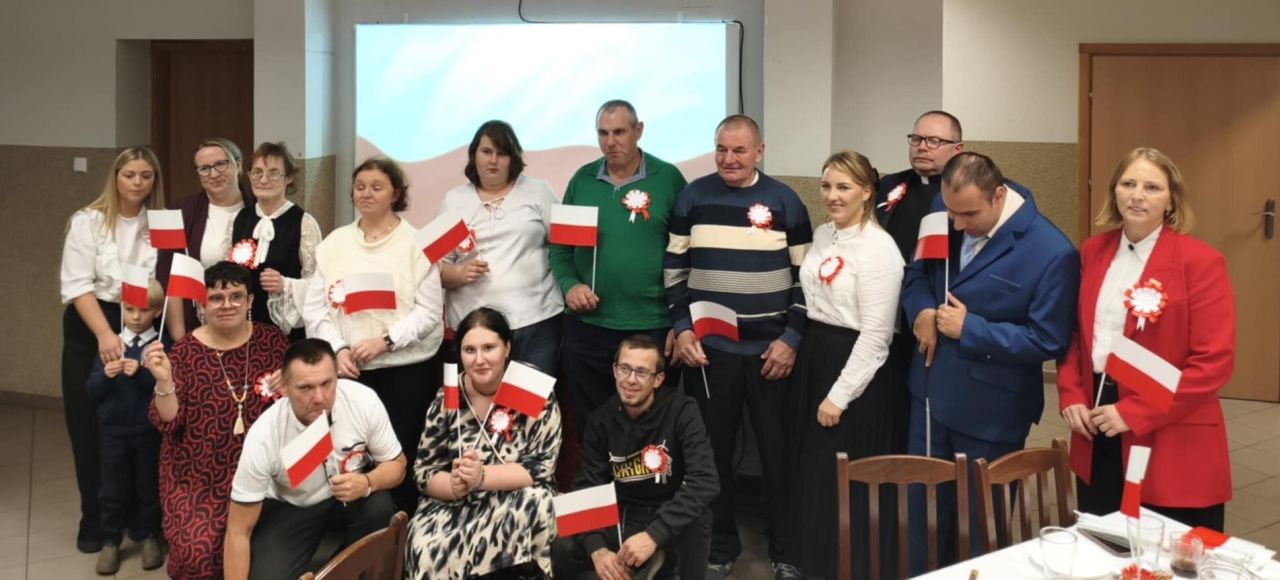 dzieci podczas obchodów narodowego świeta niepodległości