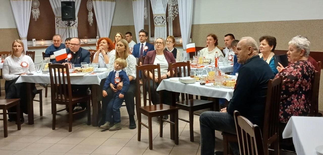 dzieci podczas obchodów narodowego świeta niepodległości