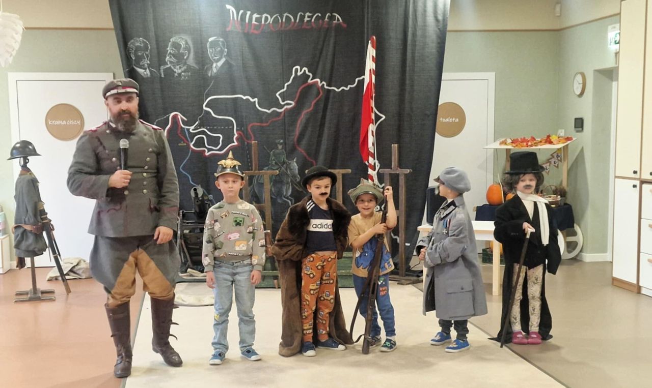 dzieci podczas obchodów narodowego świeta niepodległości