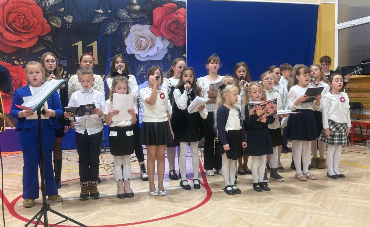 dzieci podczas obchodów narodowego świeta niepodległości