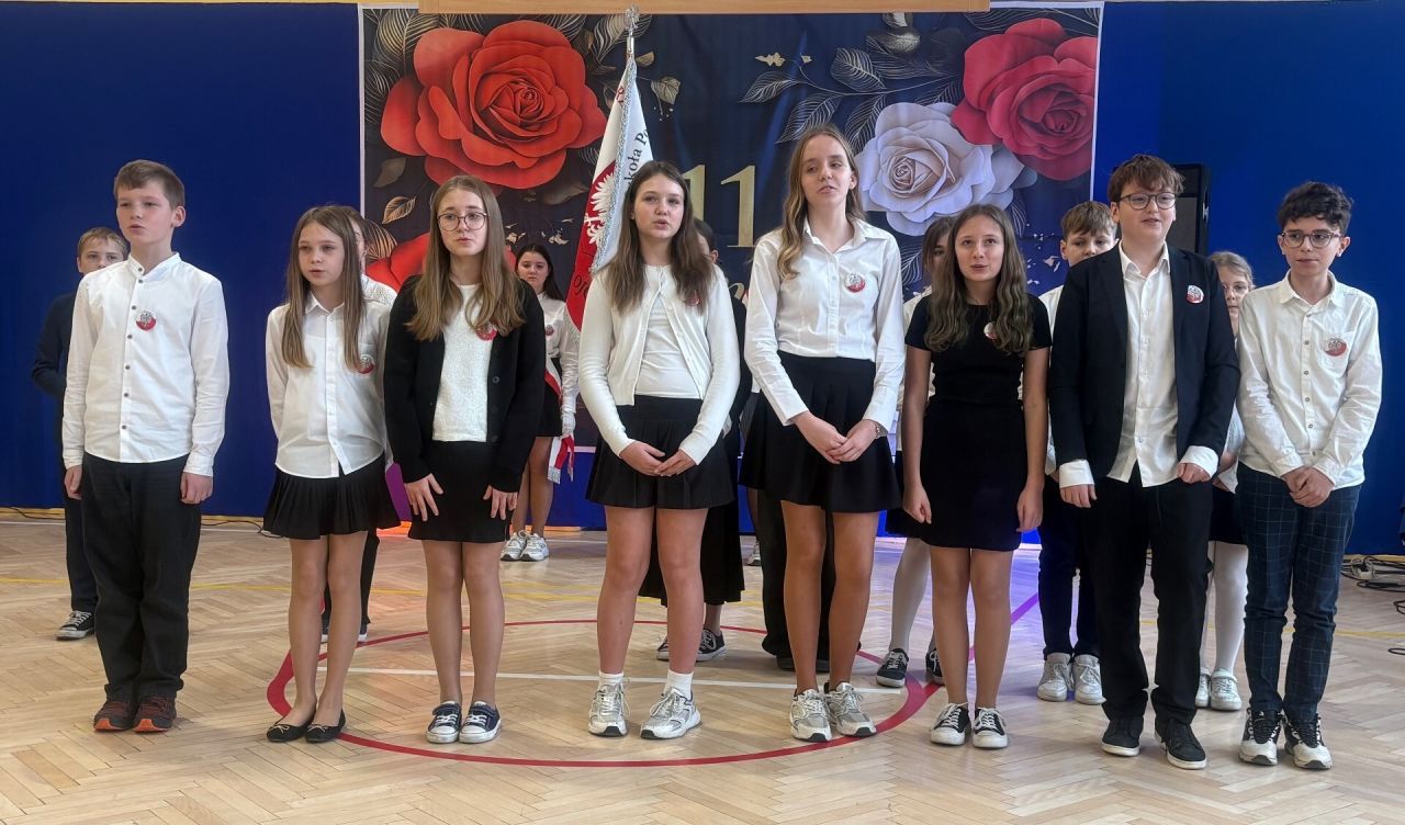 dzieci podczas obchodów narodowego świeta niepodległości