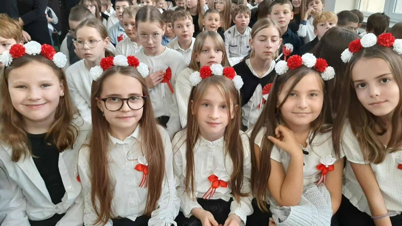 dzieci podczas obchodów narodowego świeta niepodległości