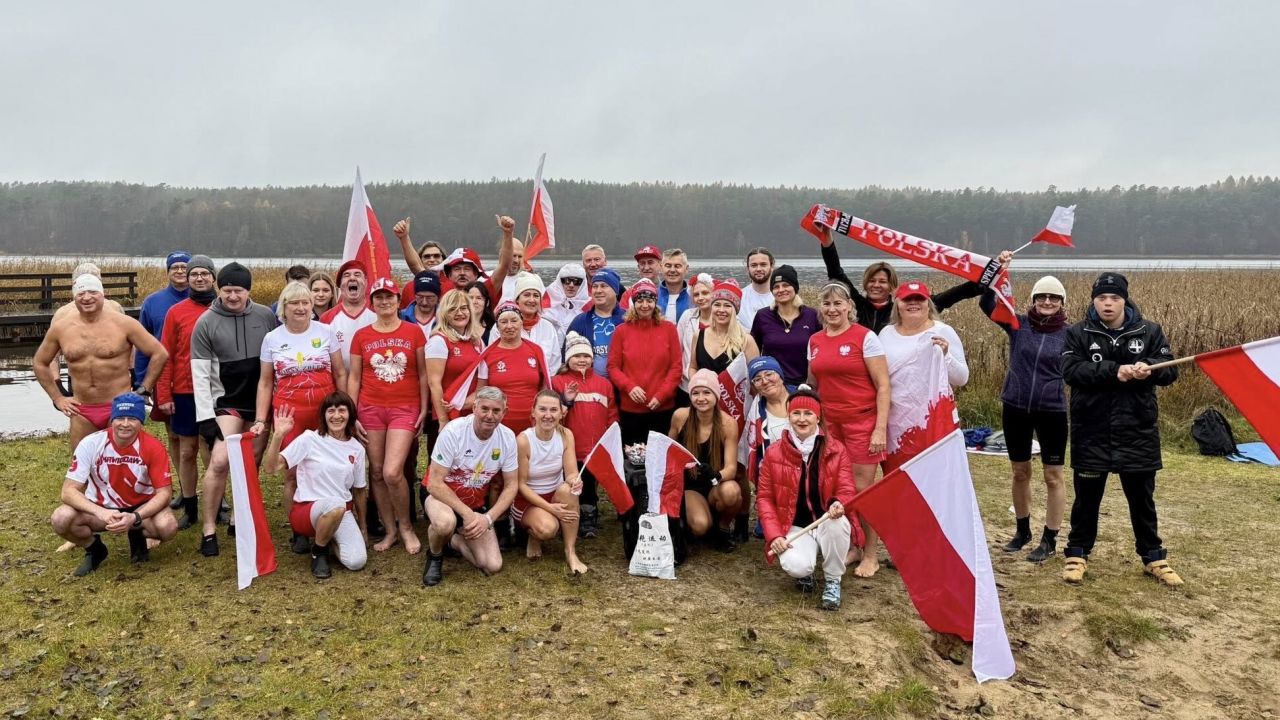 dzieci podczas obchodów narodowego świeta niepodległości