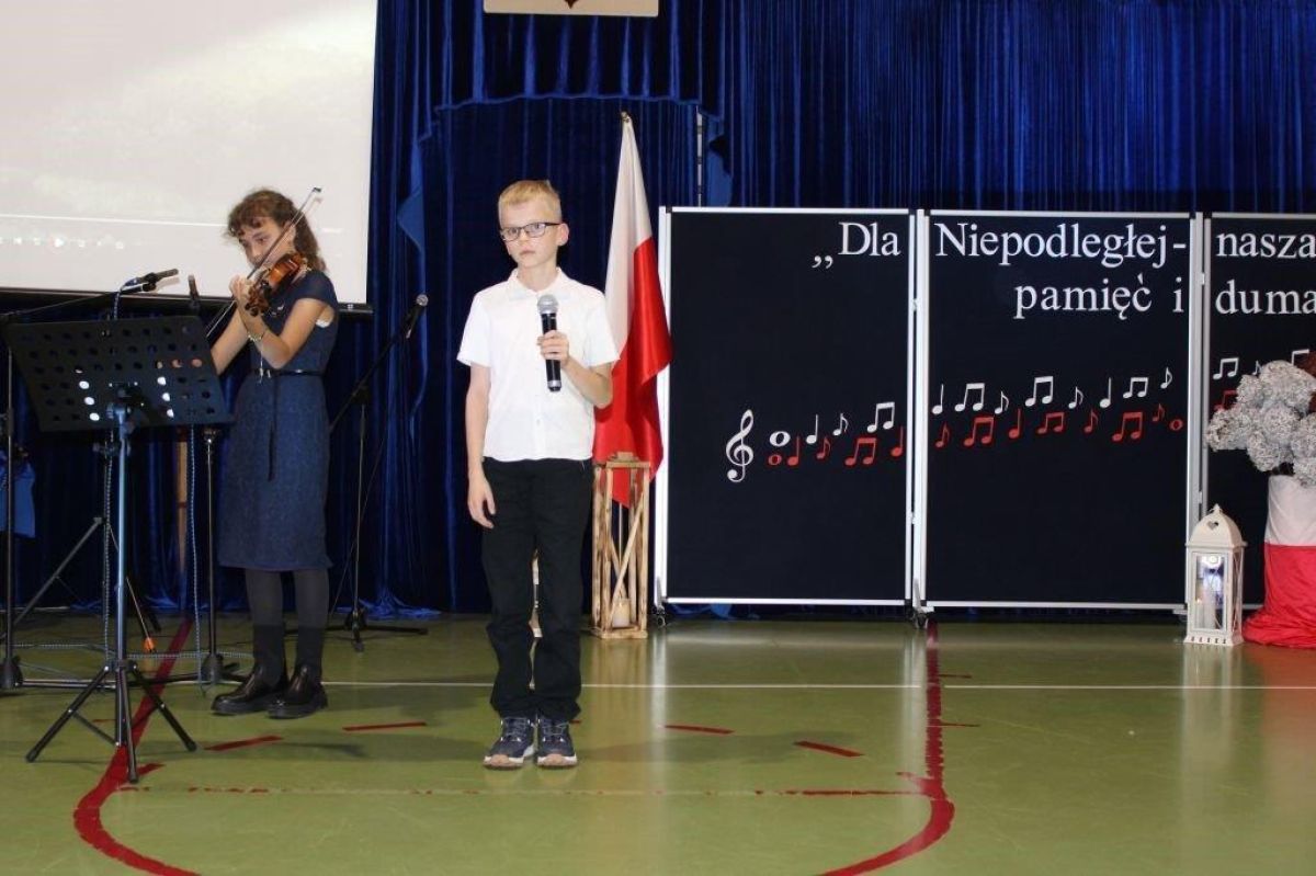 DZIECI SPIEWAJĄCE PODCZAS KONCERTU