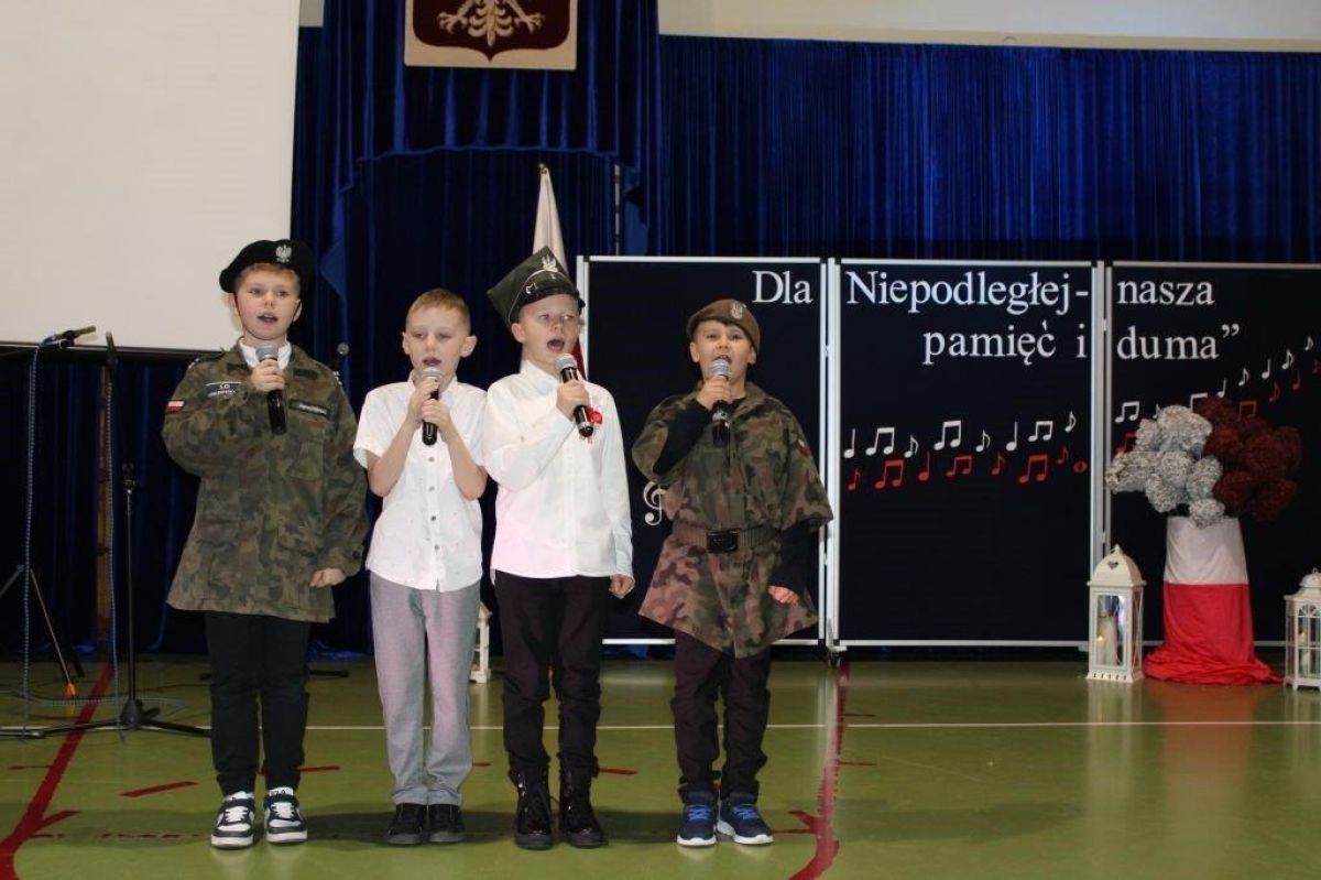 DZIECI SPIEWAJĄCE PODCZAS KONCERTU