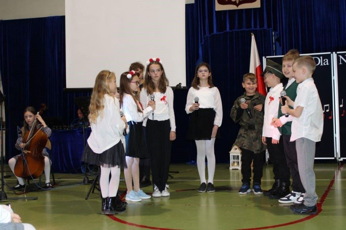 DZIECI SPIEWAJĄCE PODCZAS KONCERTU