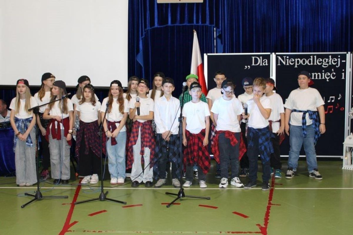 DZIECI SPIEWAJĄCE PODCZAS KONCERTU