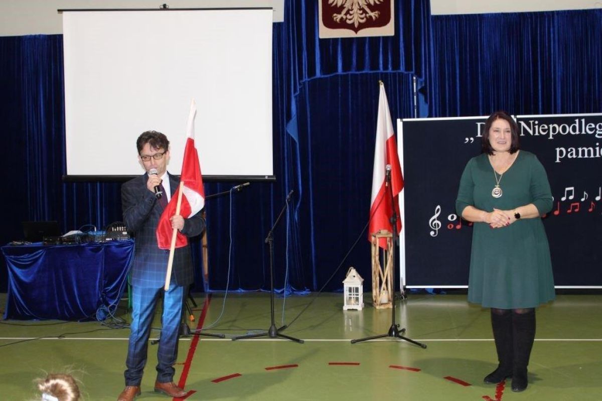 DZIECI SPIEWAJĄCE PODCZAS KONCERTU