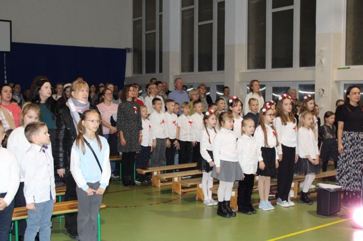 DZIECI SPIEWAJĄCE PODCZAS KONCERTU