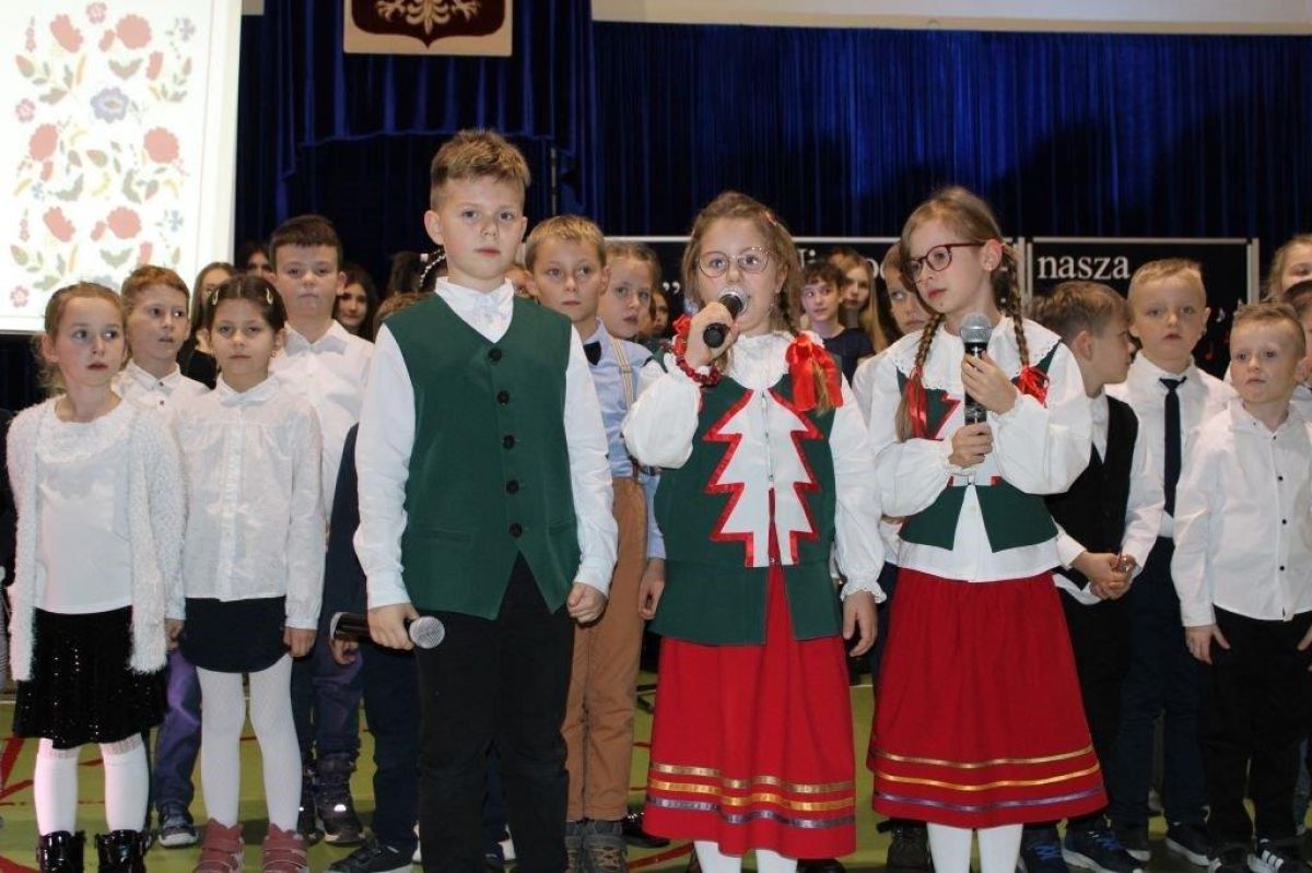 DZIECI SPIEWAJĄCE PODCZAS KONCERTU