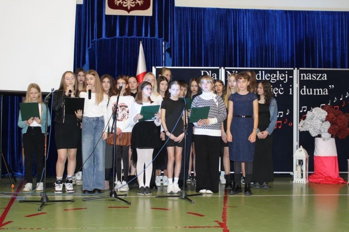 DZIECI SPIEWAJĄCE PODCZAS KONCERTU